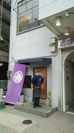 1階にあげはの紫の暖簾がかかるビルの入口